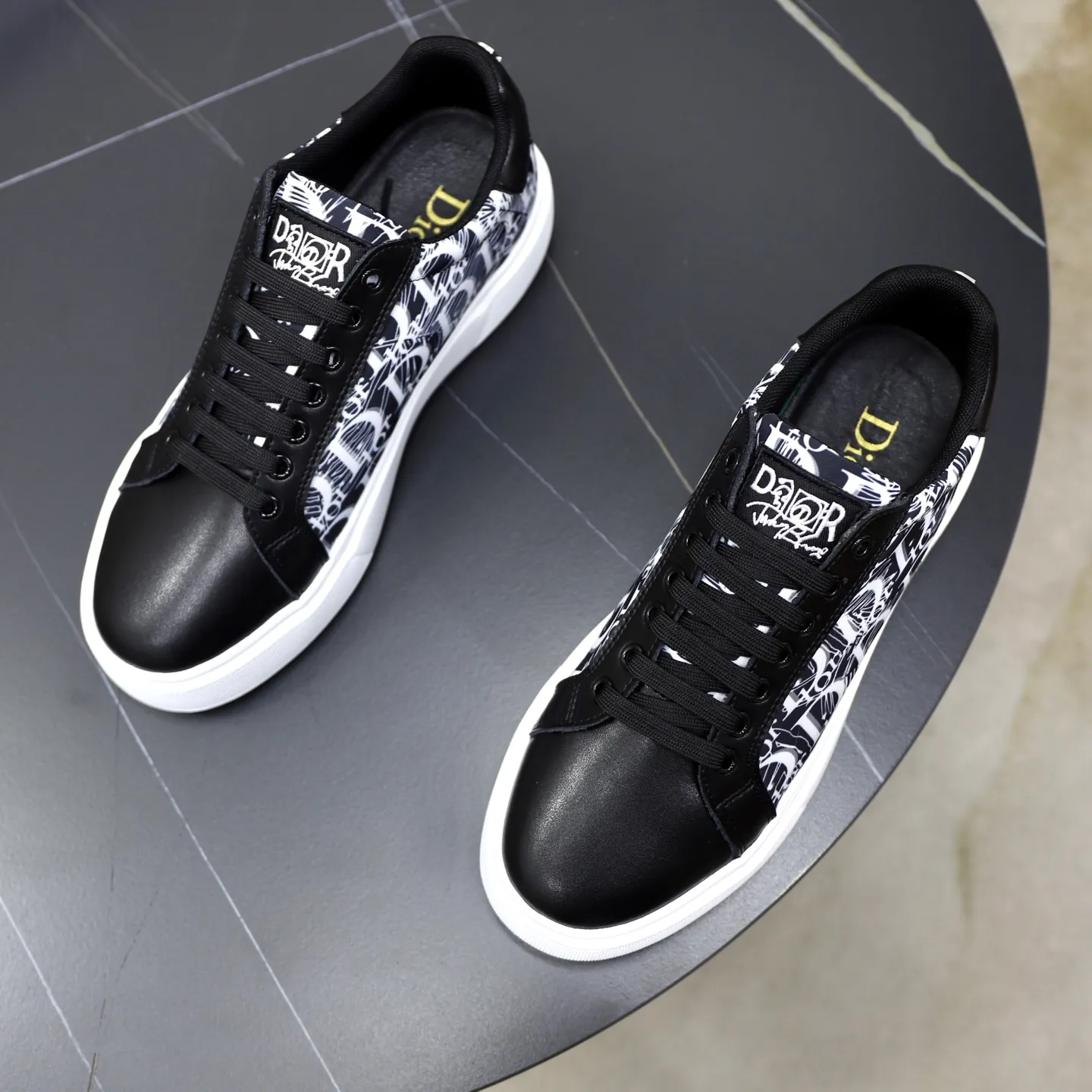 Ex-factory price: 440💰🙅‍♂️🙅‍♂️🙅‍♂️ Brand: Dior DIOR Standard code: 38-44 (45 customized) Grade: Same as the official website Material: Original fabric Comfortable lining Lightweight wear-resistant outsole Style category: Men's fashionable casual shoes Running sneakers Distinguished luxury brand elements Top luxury Color: Actual picture color